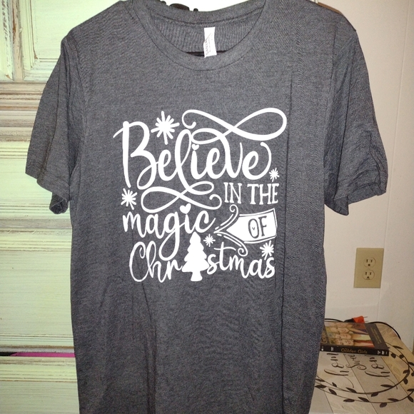 Believe in the magic of Christmas shirt. Gray in multiple sizes - Picture 2 of 7